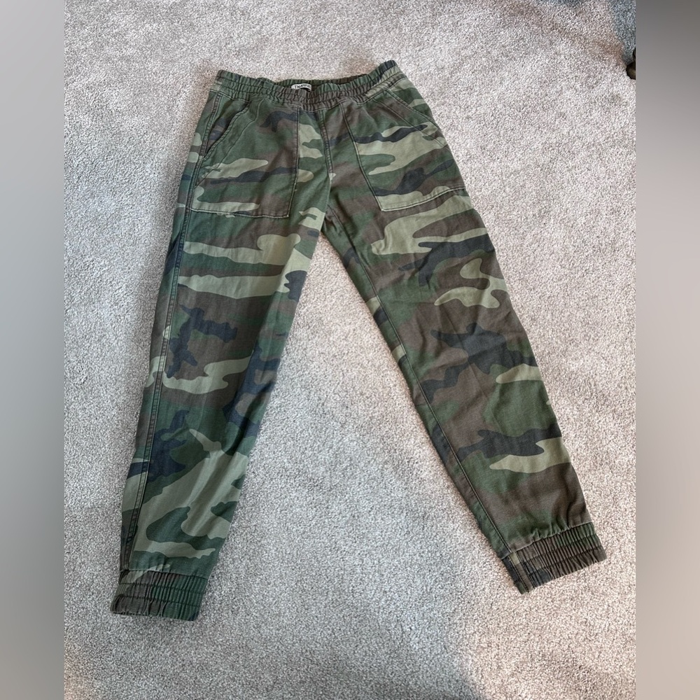 Aritzia TNA Alix Green Camouflage Cargo Pants Utility Military Jogger Army